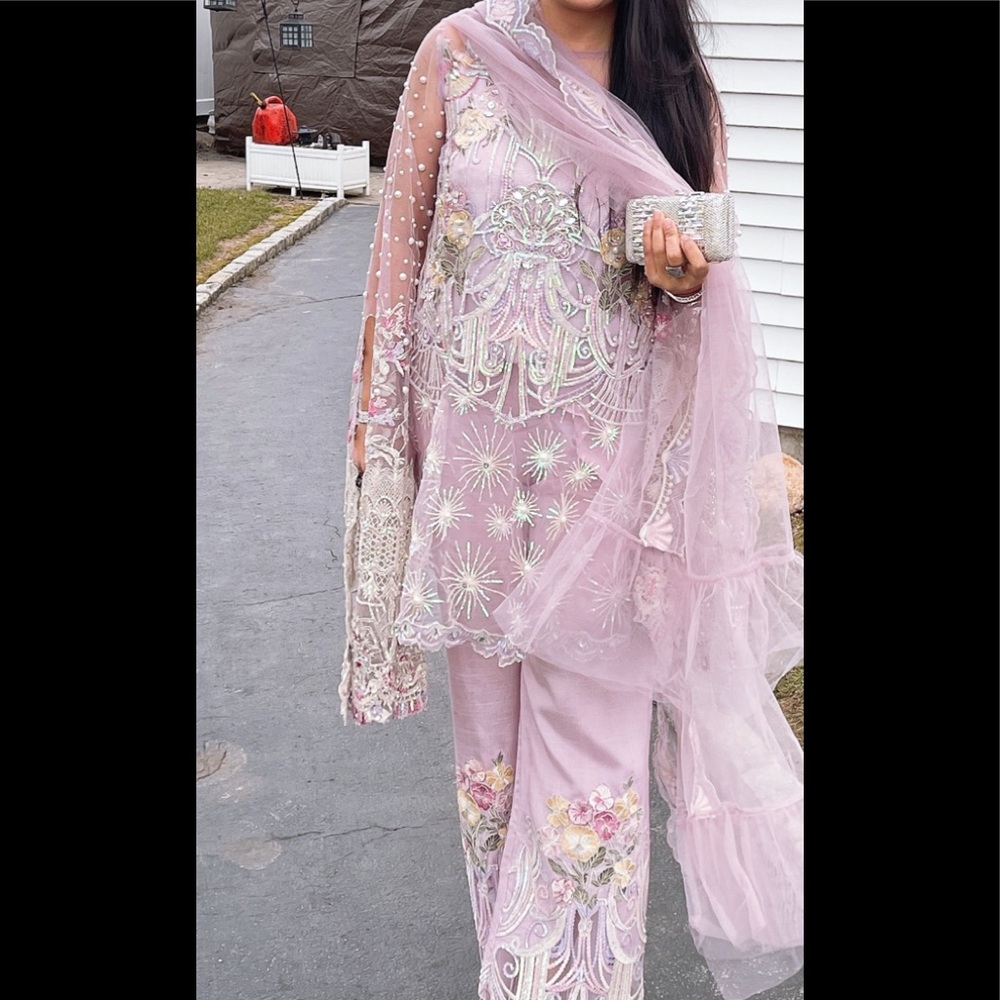 Suffuse dress with stylish long slit sleeves